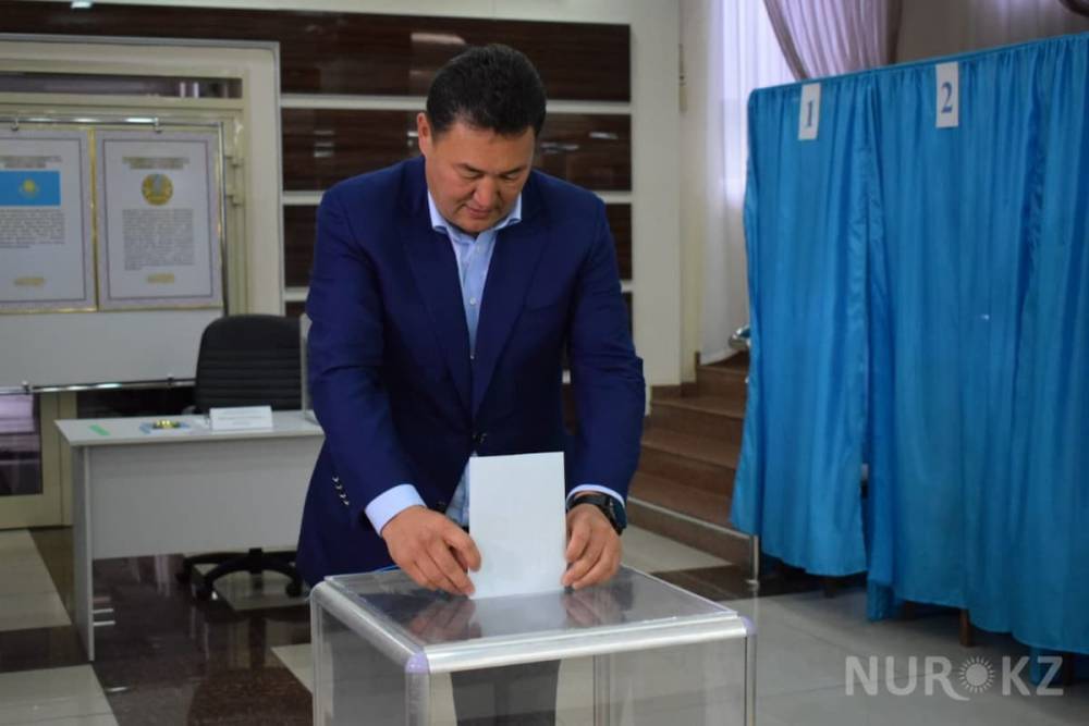 Акиму Павлодарской области пришлось ждать открытия избирательного участка (фото)