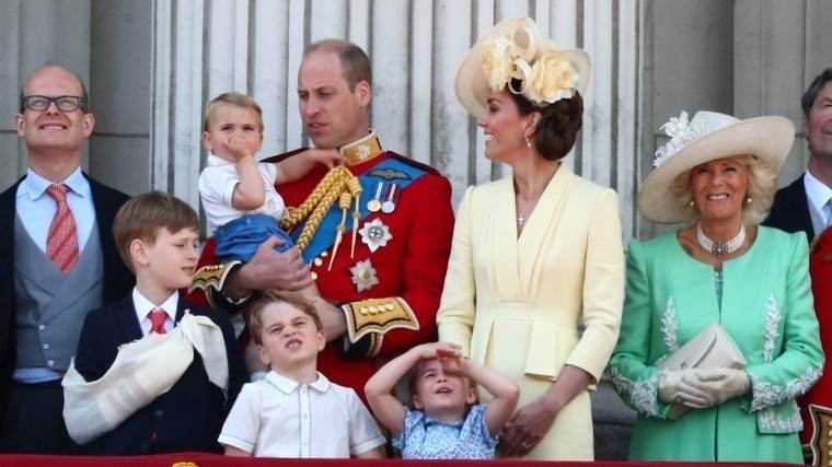 Видео: Принц Луи впервые поприветствовал подданных с&nbsp;балкона Букингемского дворца