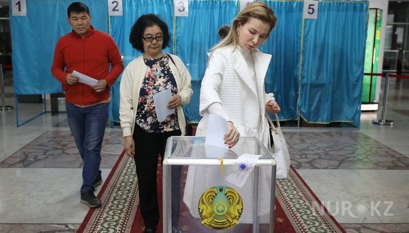 Известная скрипачка Жамиля Серкебаева проголосовала в Алматы (фото)