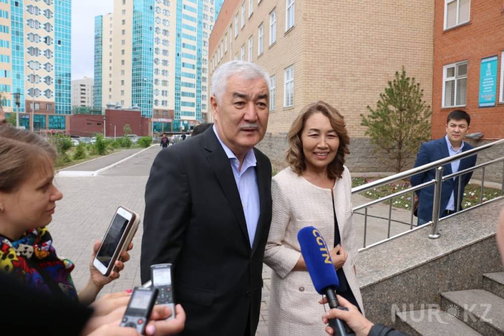 Амиржан Косанов прибыл на избирательный участок со своей женой Розой (фото)