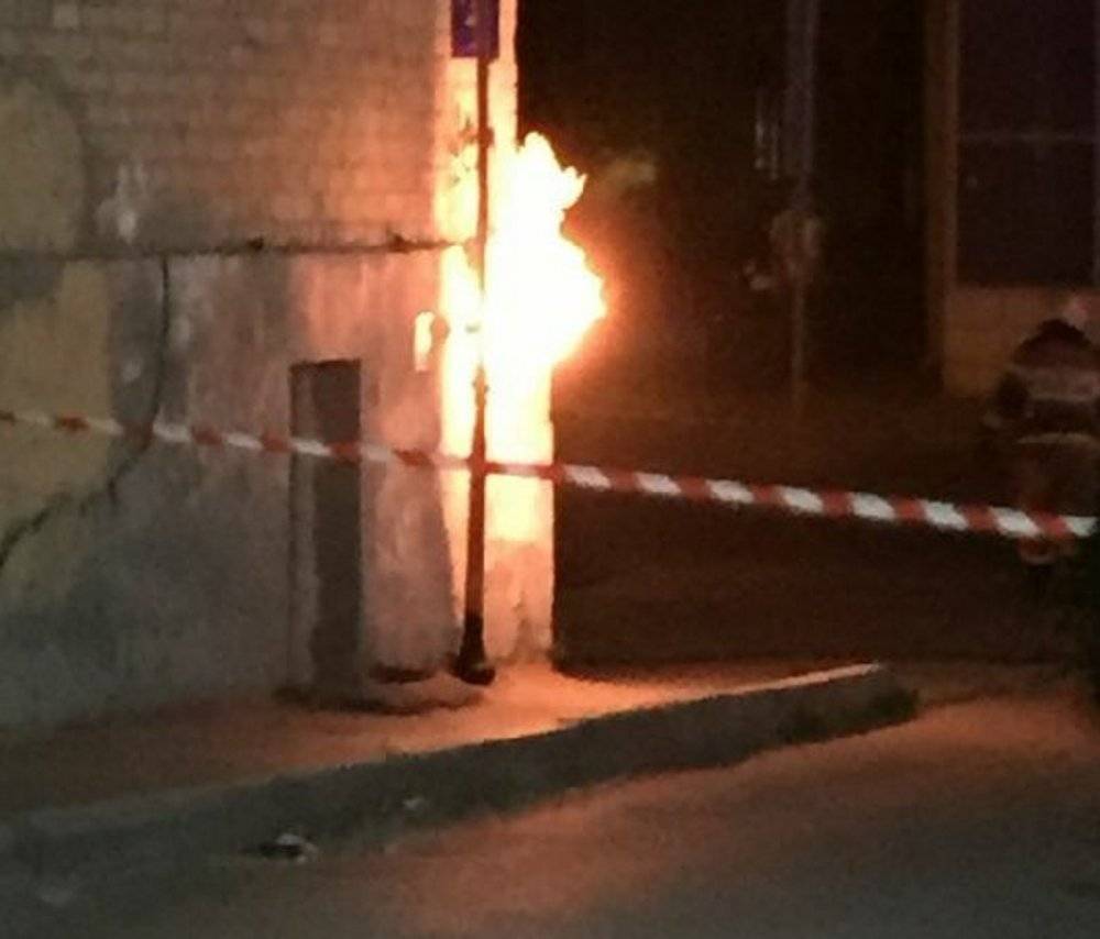 Газовая труба загорелась на многоэтажке в центре Ростова