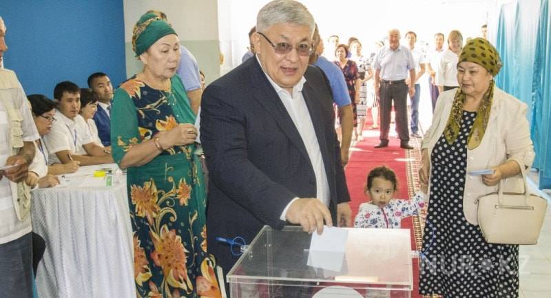 Кушербаев и его жена отстояли очередь, чтобы проголосовать на выборах (фото)