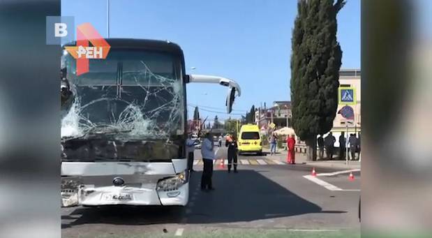 Видео с места жуткой аварии с туристами в Сочи
