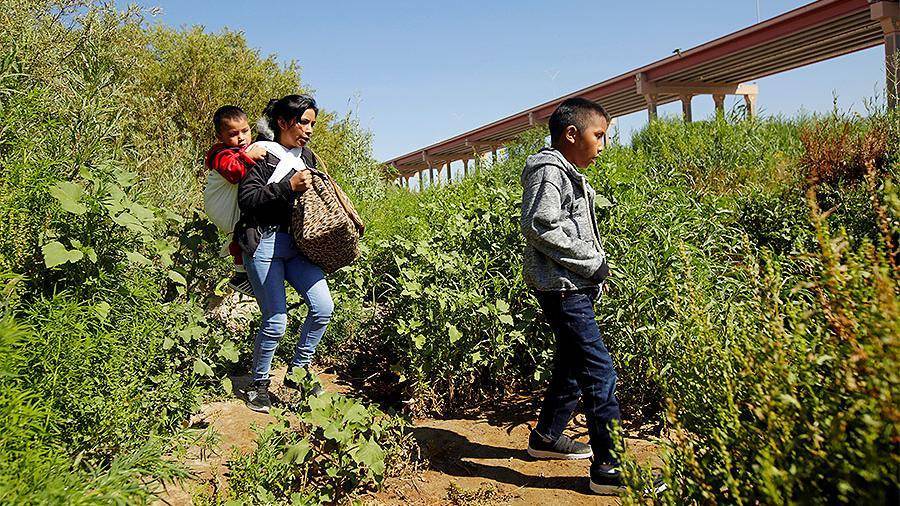 Мексика предоставит гумпомощь направляющимся в США мигрантам