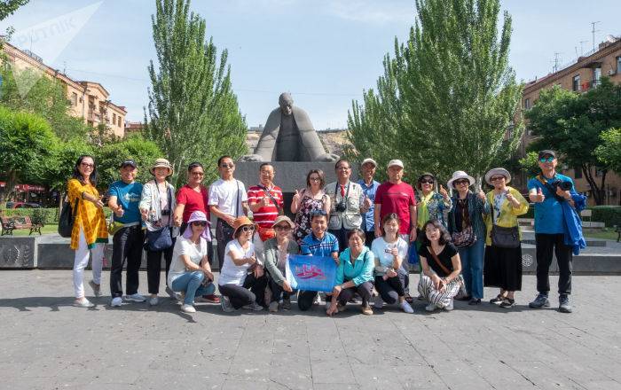 "В Армении есть, в Грузии и Азербайджане нет": китайские туристы в восторге от армян