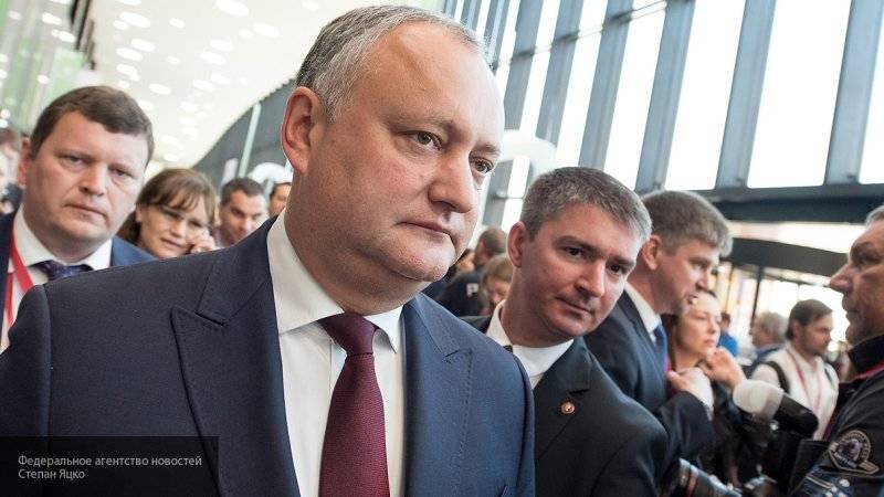 КС Молдавии передал полномочия президента Додона премьеру Филипу