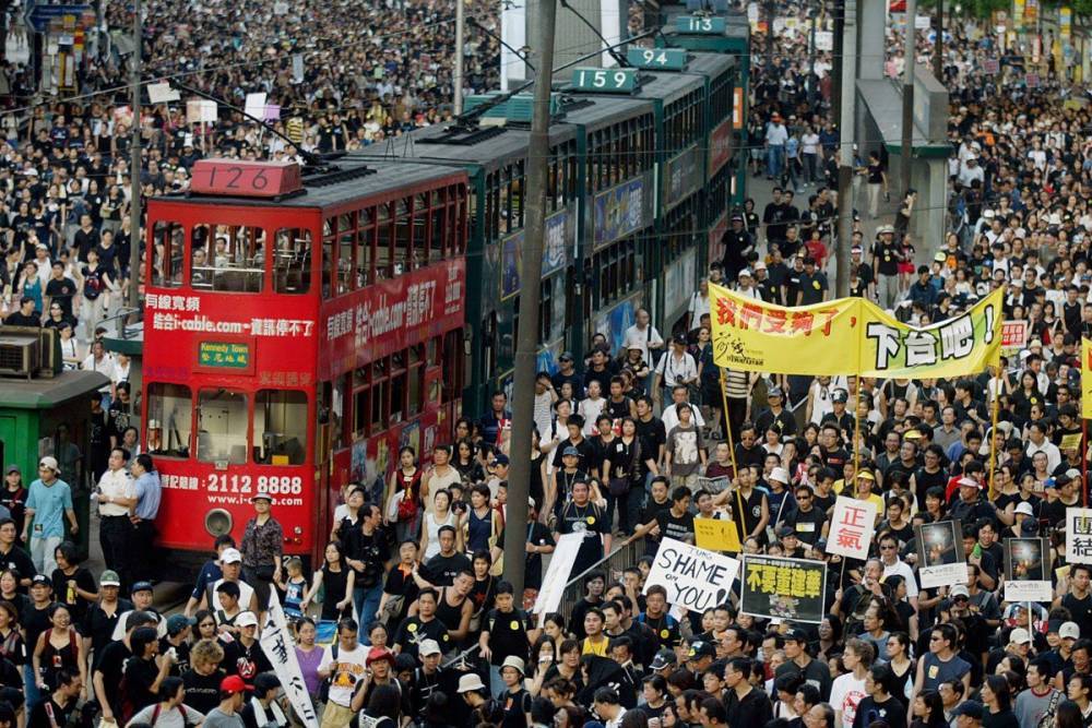 Десятки тысяч людей протестуют в Гонконге против соглашения об экстрадиции с Китаем