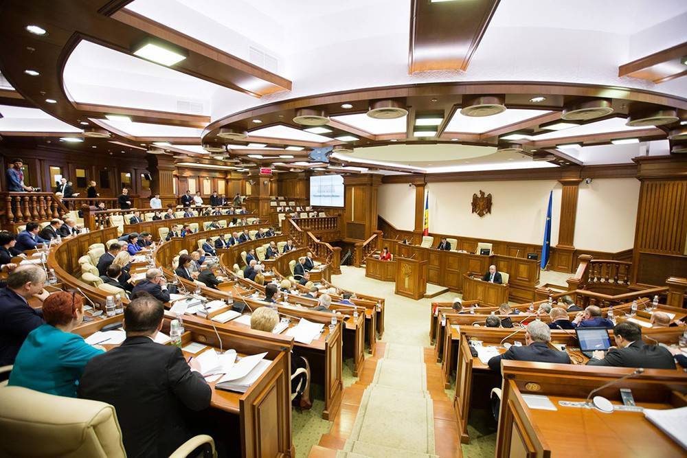 Политический кризис в Молдавии: президент отстранен от власти, парламент распущен