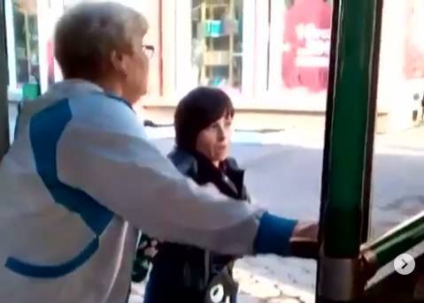 Видео: кондуктор вытолкала пассажирку из троллейбуса, не найдя сдачи со 100 рублей