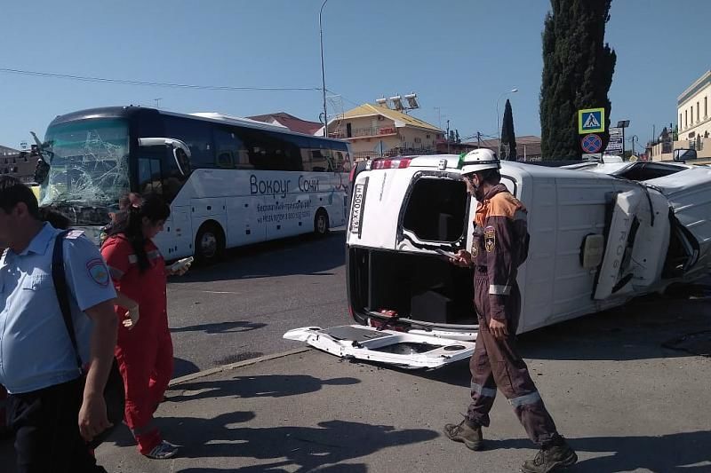 В Сочи столкнулись два экскурсионных автобуса, есть пострадавшие