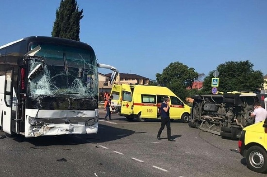 В результате ДТП с автобусами в Сочи пострадали 23 человека