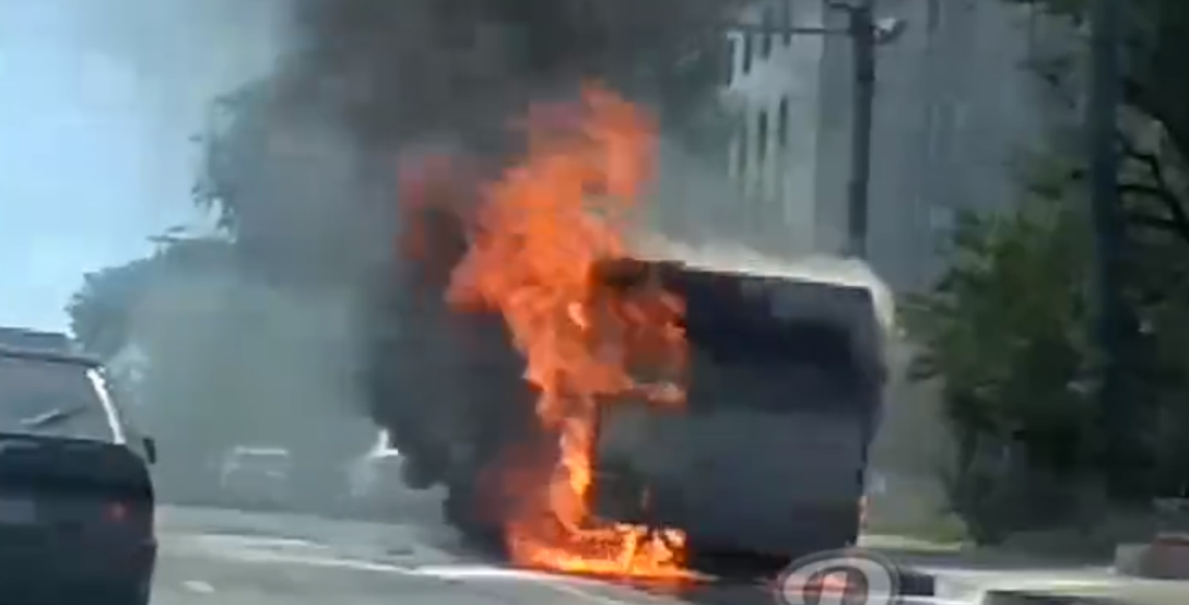 Видео: пассажирский автобус загорелся в Ростове-на-Дону