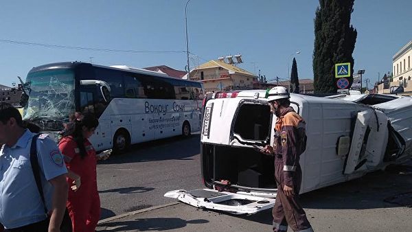 Часть пострадавших при столкновении двух автобусов в Сочи госпитализировали