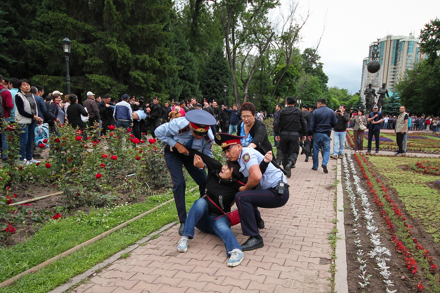 В Алматы более сотни человек задержаны на митинге против досрочных выборов