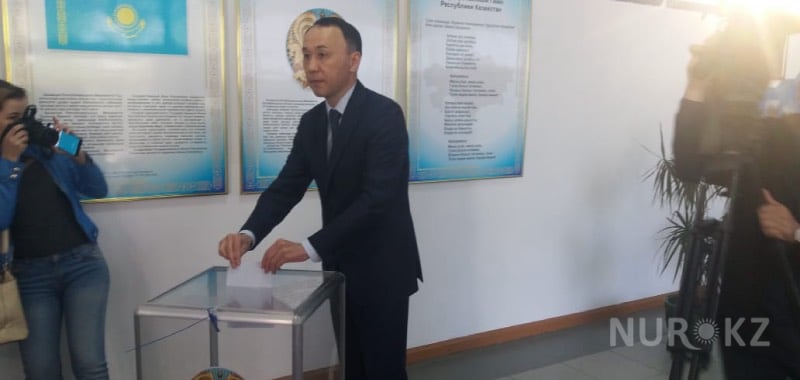 Аким Костанайской области проголосовал на выборах президента (фото)