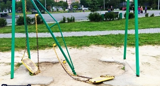 В Челябинске качели упали на школьника