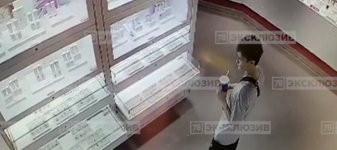 Воришки золотой подвески попали на камеры видеонаблюдения в Петербурге