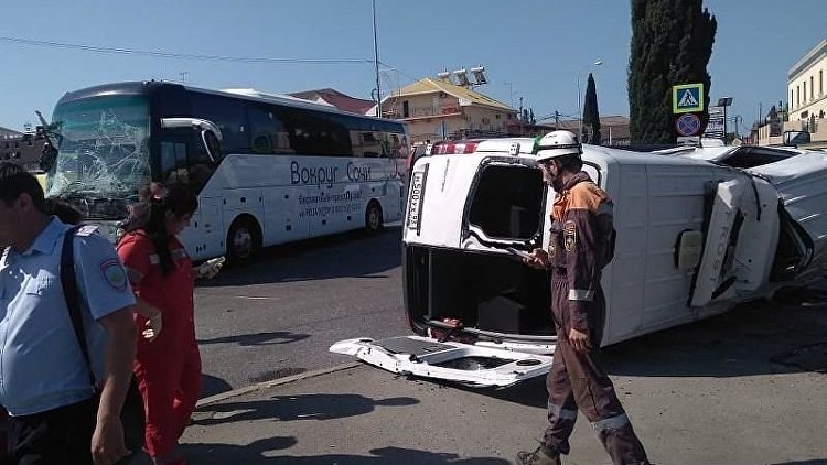 Более 20 пострадавших: видео с места ДТП экскурсионных автобусов в Сочи