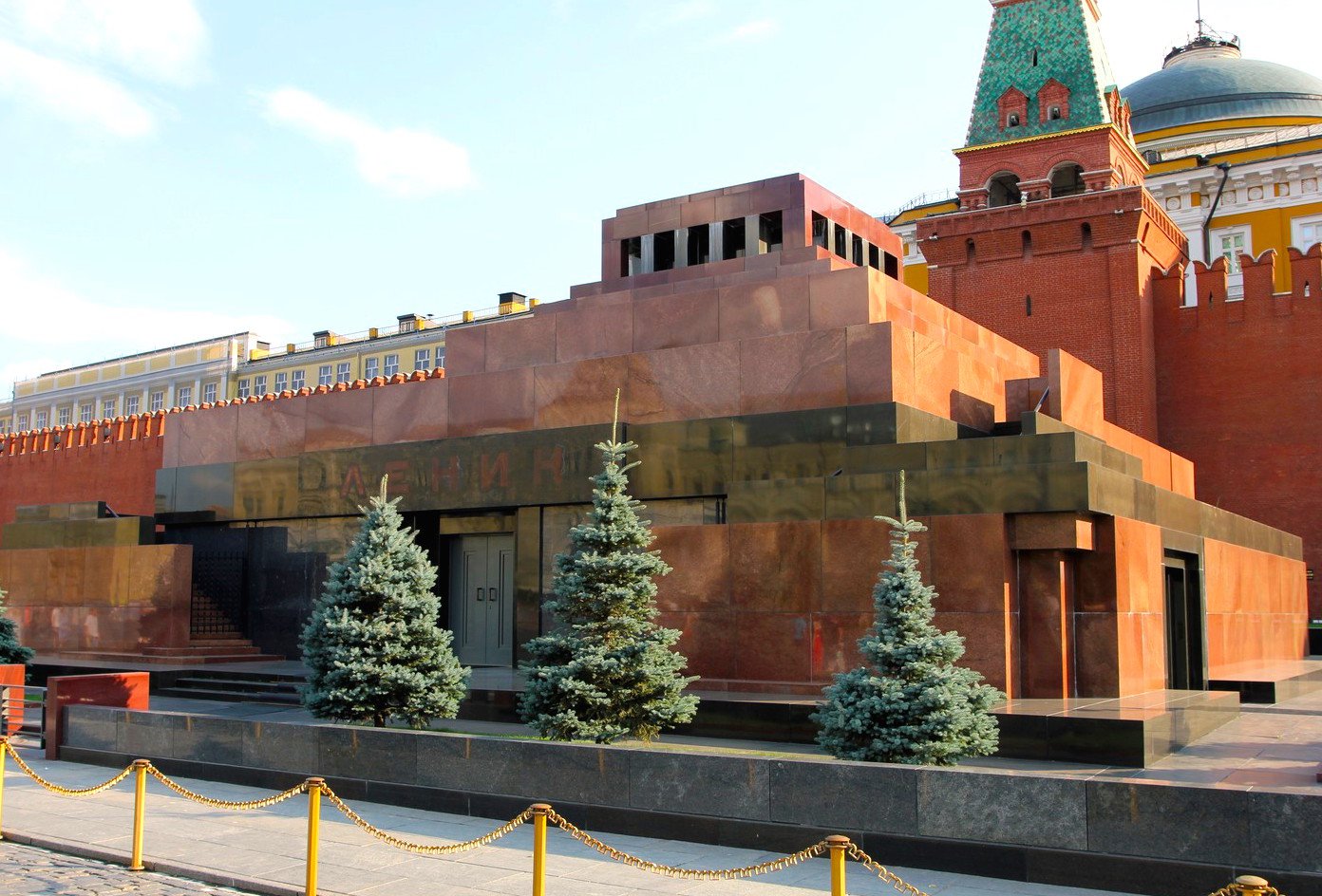 В Москве неизвестный сообщил о минировании мавзолея Ленина и Храма Христа Спасителя