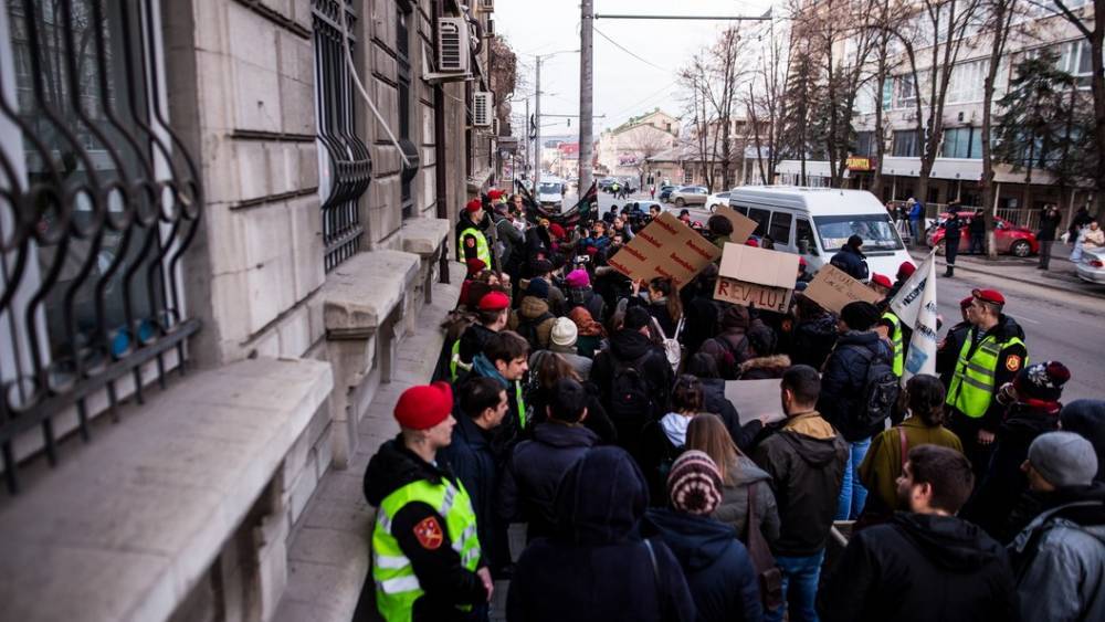 Протесты по-молдавански: Колонна, возглавляемая олигархом скандирует:  "Мы - народ"