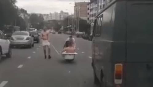 Видео: полуголая молодежь в Белгороде каталась по городу в ванне