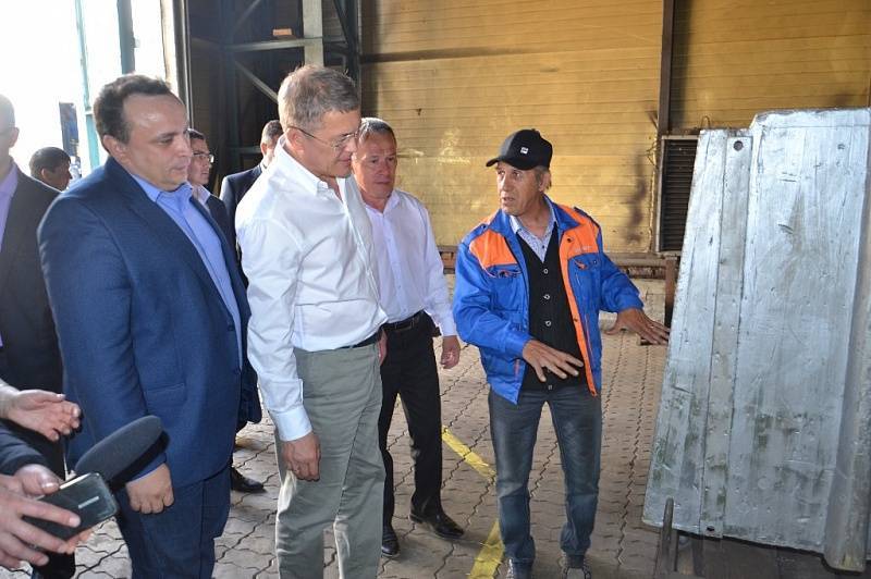 Радий Хабиров посетил литейно-механический завод в Баймаке