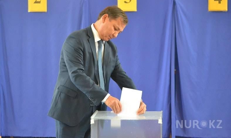 Аким Актау отдал свой голос на выборах президента (фото)