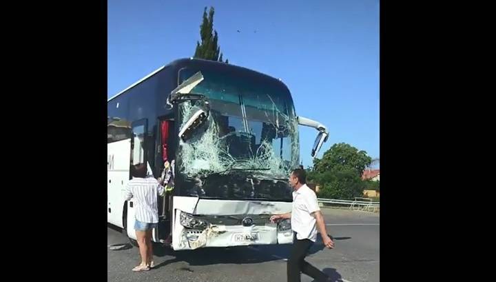 Очевидец запечатлел на видео первые минуты после столкновения автобусов в Сочи
