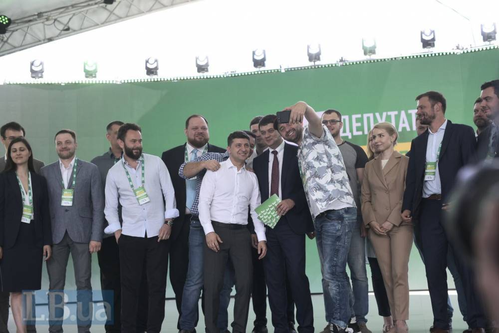 Партия Зеленского сдержала обещание: в предвыборном списке нет бывших и нынешних депутатов | Политнавигатор