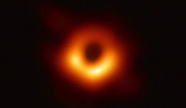 Обнаружена черная дыра, «пожирающая» центр Галактики с непостижимой скоростью