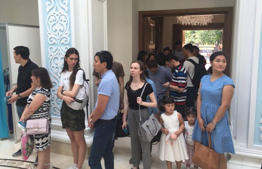 Голосование в посольстве Казахстана в Москве на выборах президента показывает огромную явку