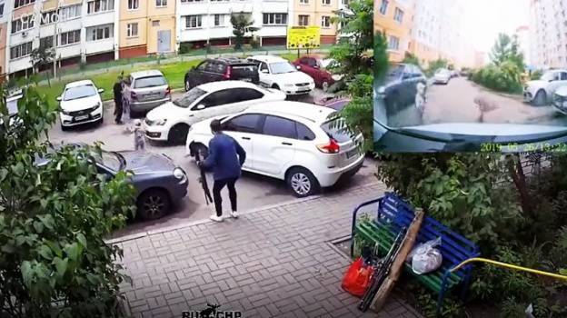 В сети выложили шокирующее видео, как в воронежском дворе малыш попал под колёса иномарки