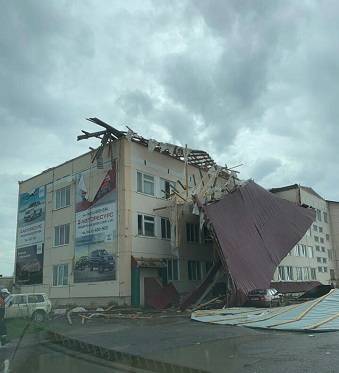 Народный корреспондент: «шквальный ветер стащил крышу с офисного здания в Усинске»