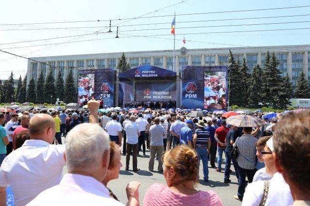 Тысячи участников митинга в Кишиневе требуют отставки Додона