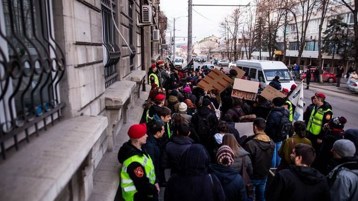 Протесты по-молдавски. Колонна, возглавляемая олигархом, скандирует: "Мы - народ"