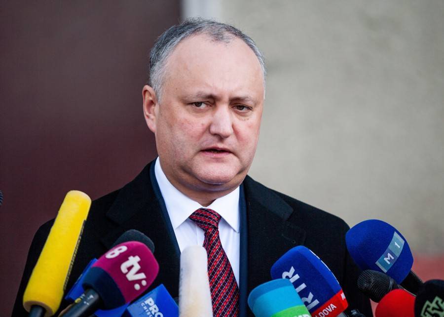КС Молдавии временно отстранил от должности президента Додона
