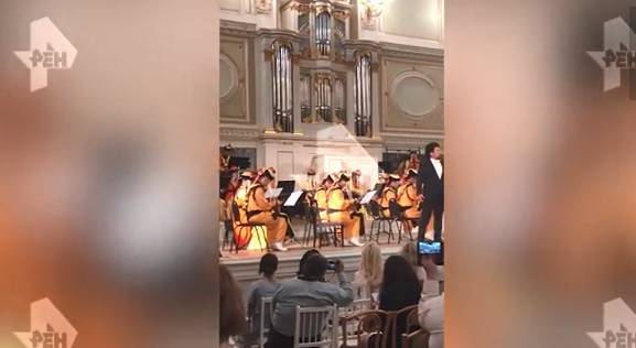 Видео: Стивен Сигал посетил концерт в Петербурге после ПМЭФ