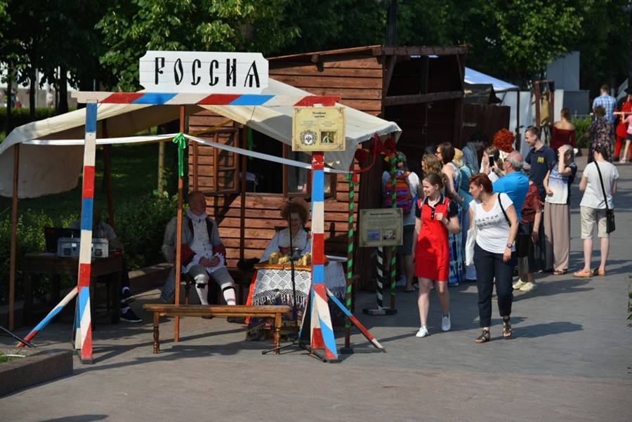 Половина площадок на фестивале "Времена и Эпохи" посвящена истории России