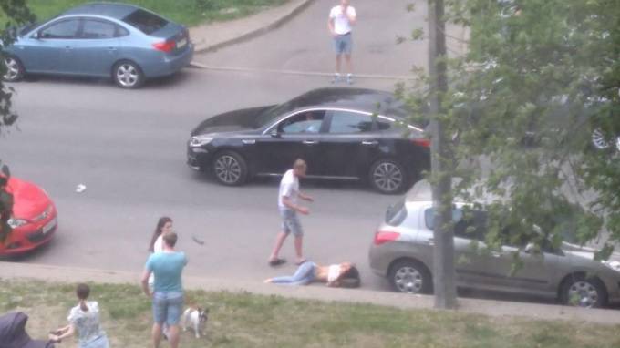 На улице Асафьева машина сбила женщину