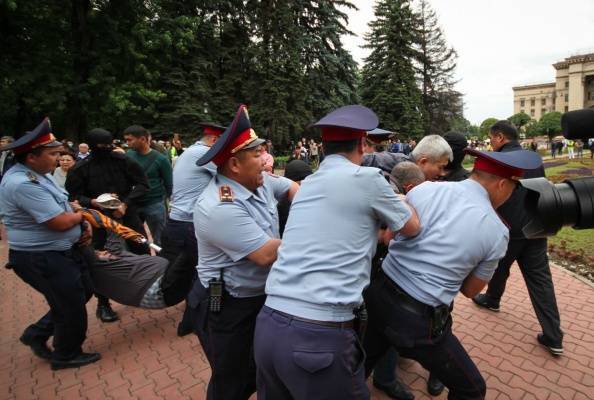 Около ста человек задержали казахстанские полицейские в день выборов
