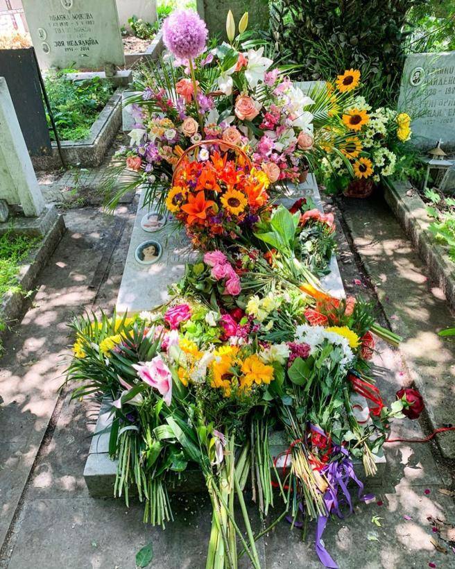 Филипп Киркоров все цветы с концерта в Софии принес на могилу матери