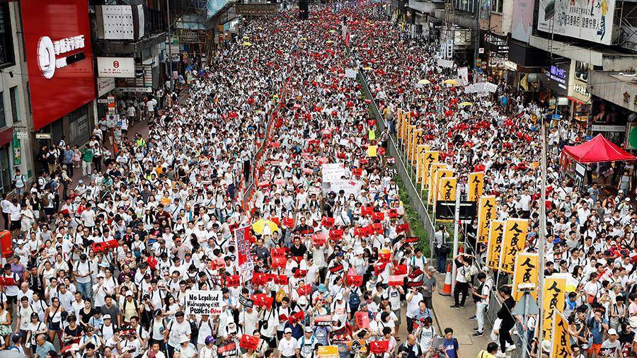 Более 1 млн человек вышли на протесты в Гонконге