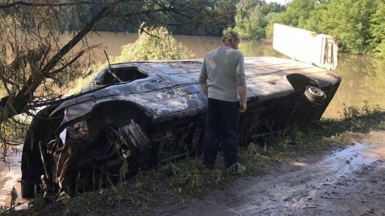 Машина с&nbsp;тонной опасных химикатов опрокинулась в&nbsp;реку на&nbsp;Украине