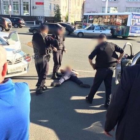 В Уфе молодой мужчина убил водителя легковушки и ранил пассажира