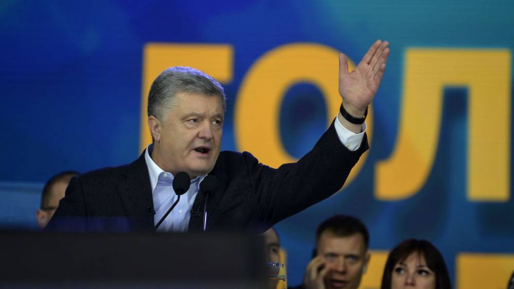 Амбиций меньше не стало: Програвший выборы Порошенко заявил о желании стать правой рукой Зеленского
