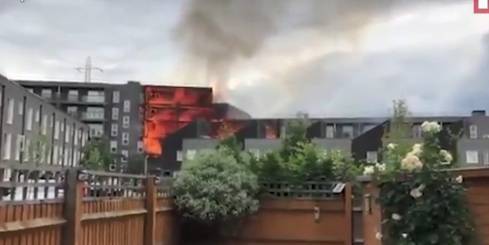 Видео: 100 пожарных пытаются потушить горящий 7-этажный дом в Лондоне