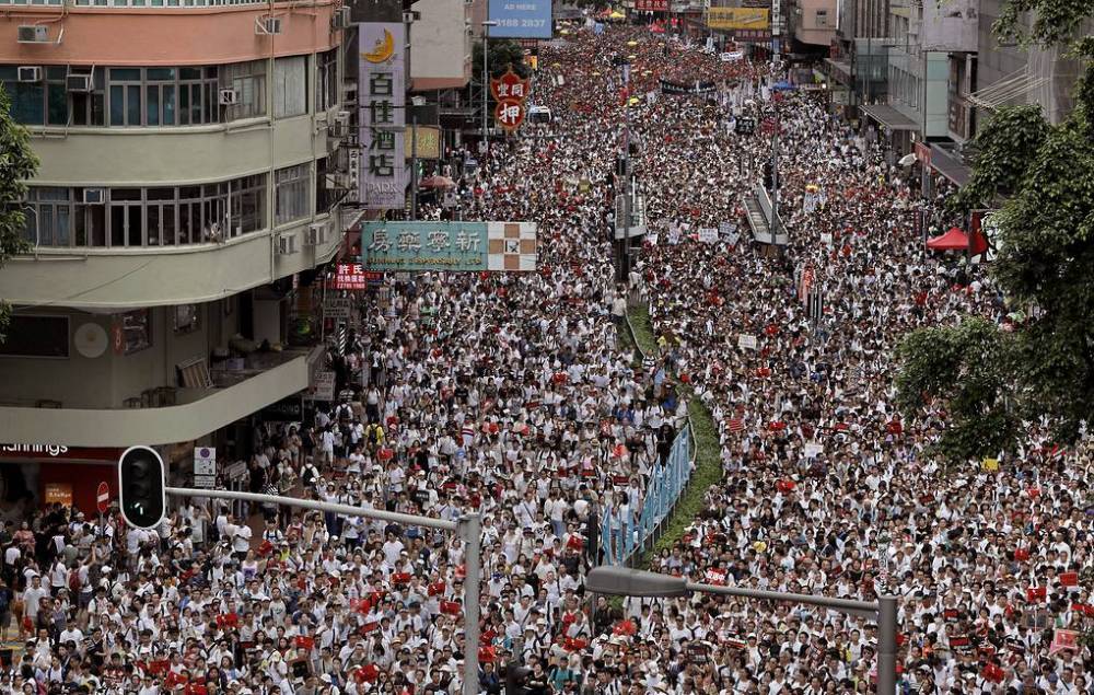 Тысячи жителей Гонконга вышли на марш против закона об экстрадиции