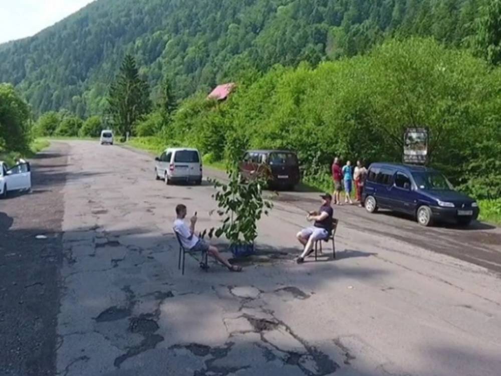 На Закарпатье жители устроили рыбалку в яме посреди дороги