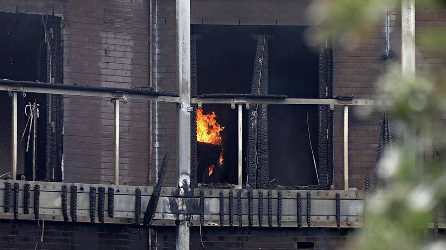 Пожар в жилом доме в Лондоне тушат 100 пожарных