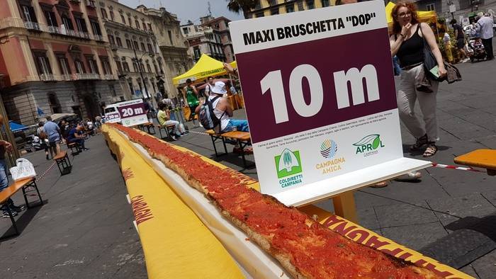 В Неаполе приготовили рекордную брускетту длиной 52,5 метра (фото)